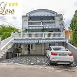 Lara Apartman *