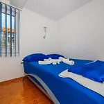 Apartman Lara *
