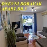 Lara Apartman *