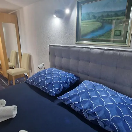 Lara Apartman *