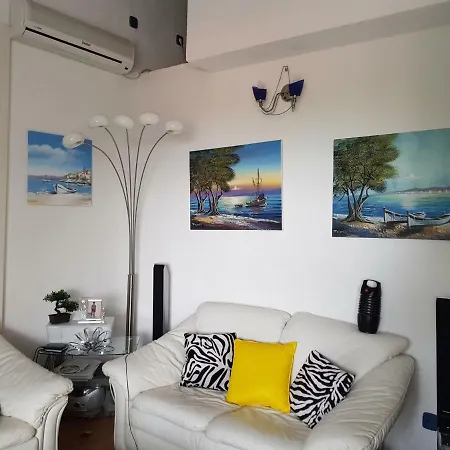 Lara Apartman *